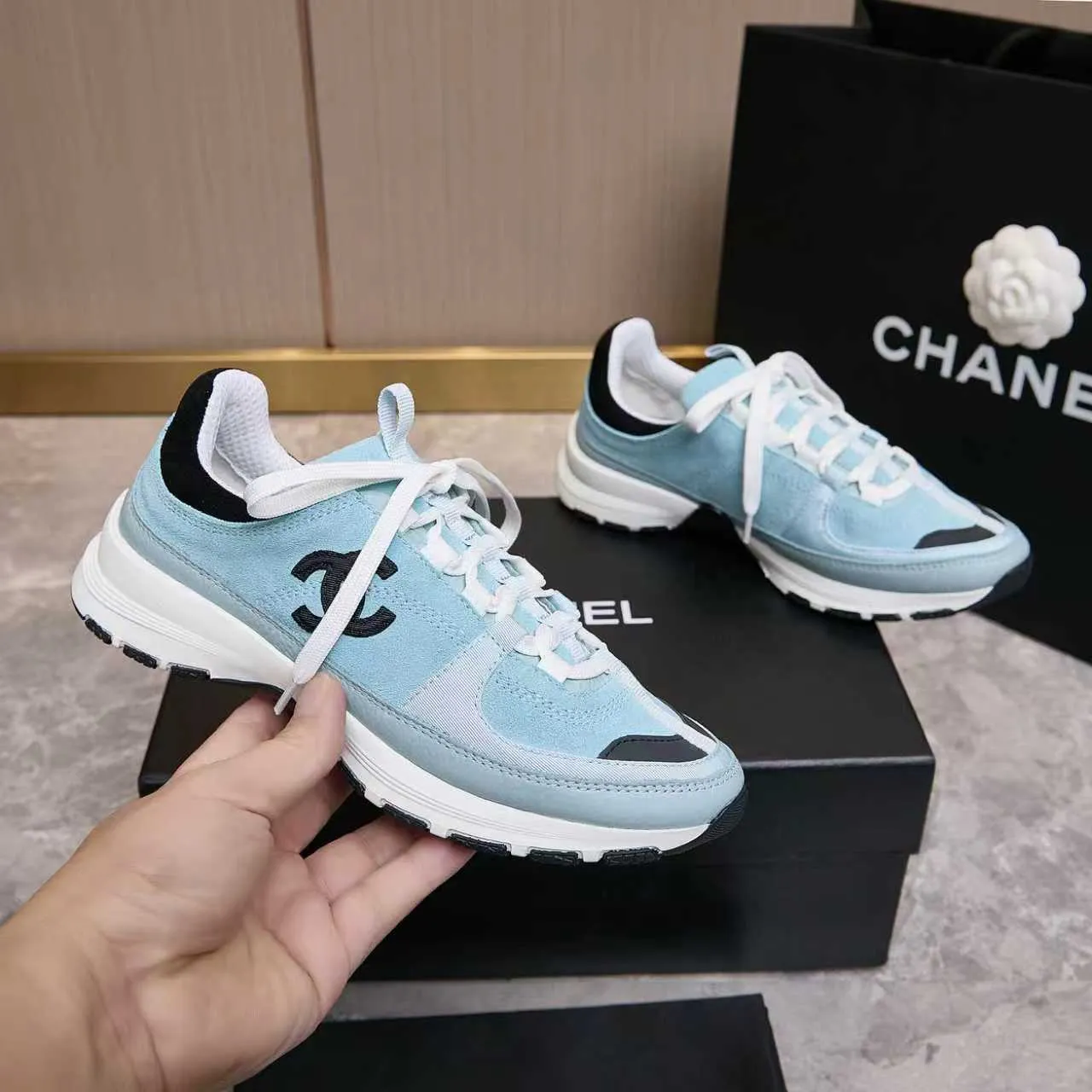 p560 Chanel Chanel - 2025 counter top casual sports shoes This classic design; the upper is embroidered with various techniques; the outsole is fashionable and sporty; the extraordinary inclusion of a variety of color matching elements... The diversified mix and match is very beautiful and versatile, casual, fashionable, sports and outdoor can be taken into account... ꫛꫀꪝ Go➫ Materials: ❶Upper made of: original imported high mercerized cow suede + imported mixed sheepskin ❷The inner lining is made of: original imported breathable mesh ❸Outsole is based on: original TPU combination outsole. Full set of boutique packaging for women 35-41 and men 38-46
